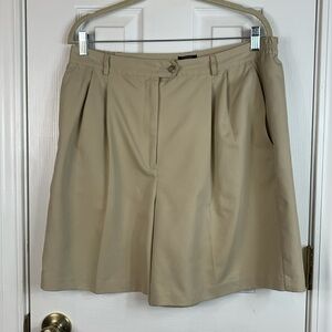 IZOD beige X-tea dry ladies shorts size 16. Pockets, elastic on sides. Polyester